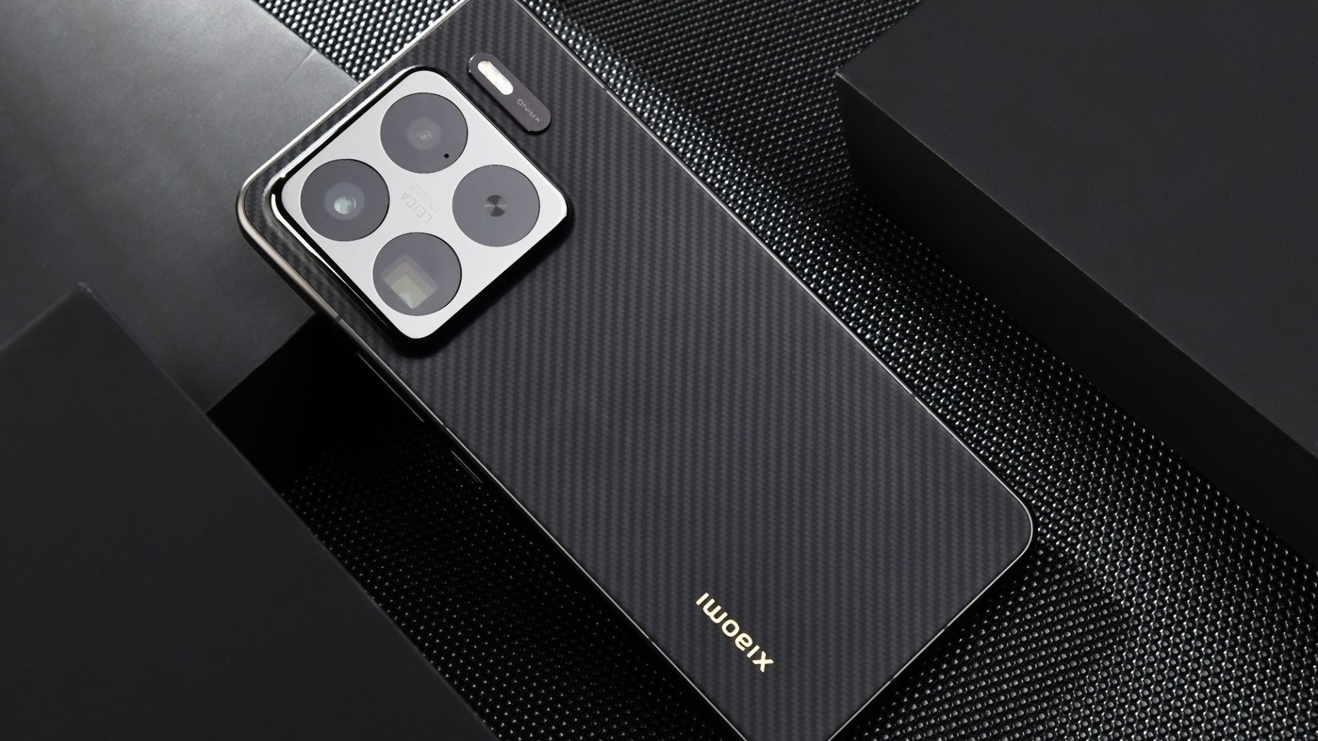 Cận cảnh Xiaomi 15s Pro: Chạy Xring O1 tự làm, mạnh không kém Snap 8 Elite, giá 19.8 triệu